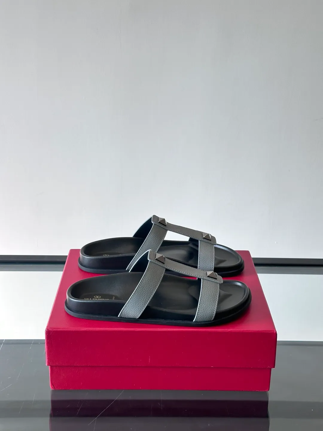 Men's shoes 💰p320 "VALENTINO" Valentino Men's 🧍‍♂️ Spring and summer new style metal rivet flat slippers, elegant sandals, the same style worn by celebrities, original molding, imported calfskin. Rubber outsole. Soft and durable, full set of counter packaging size: 39-44 (customized at 38.45.46)